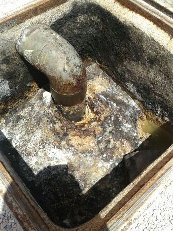Arqueta sifònica d'una casa aïllada abans de la neteja